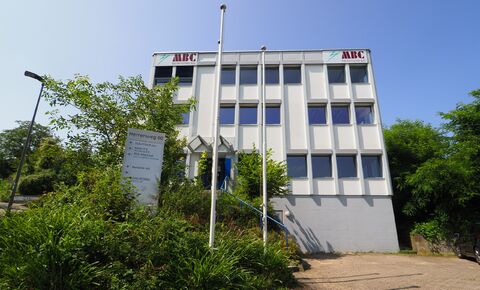 Office spaces with parking space in a quiet location close to town