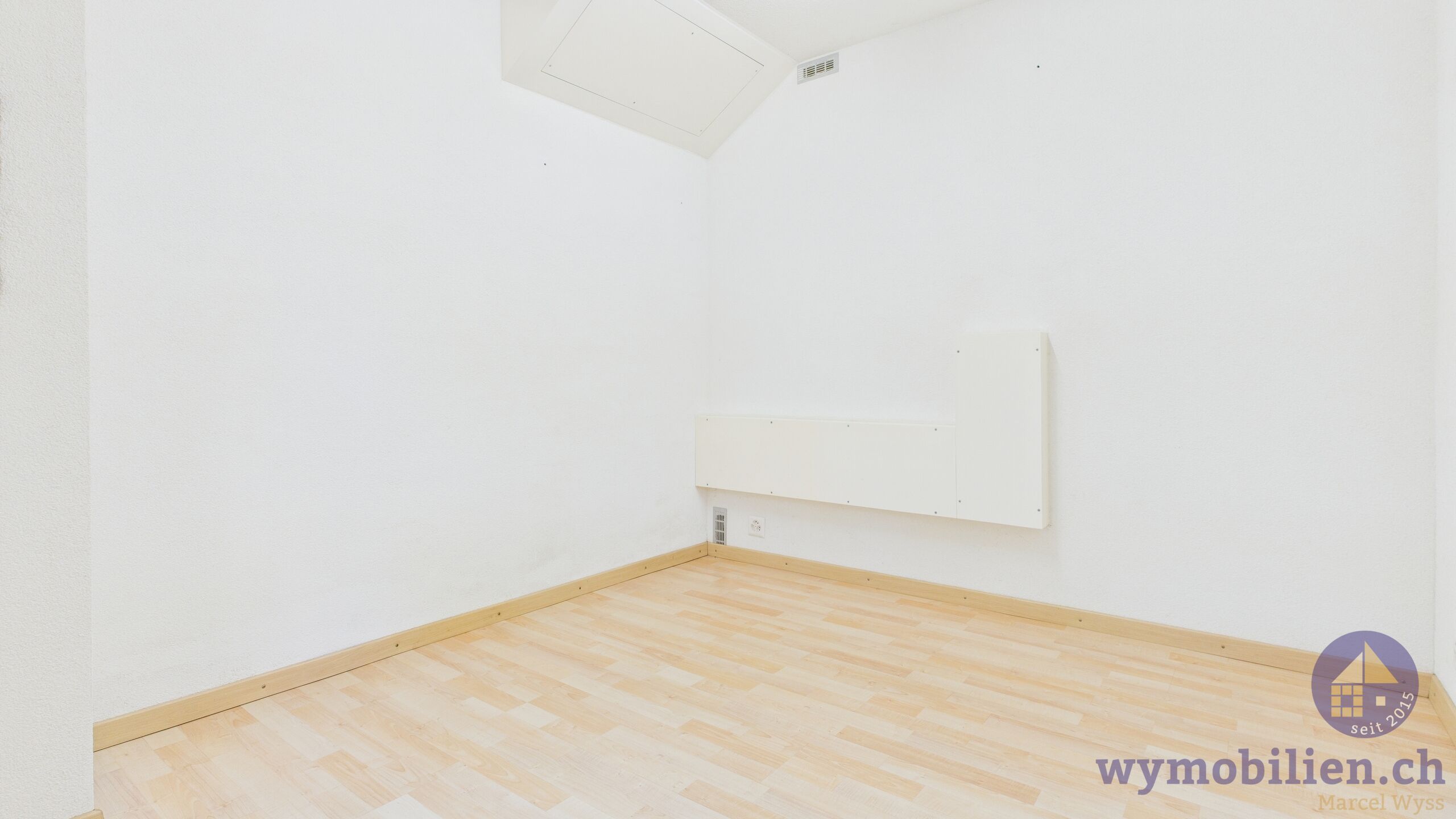 Atelier/Büro neben der Garage (kein Fenster)