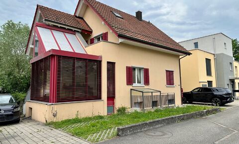 Spacious detached house with granny apartment and grounds