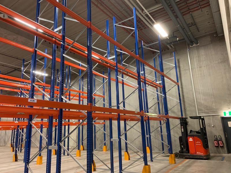 Warehouse of 15'000 m2 divisible from 400 m2 // delivery end 2021