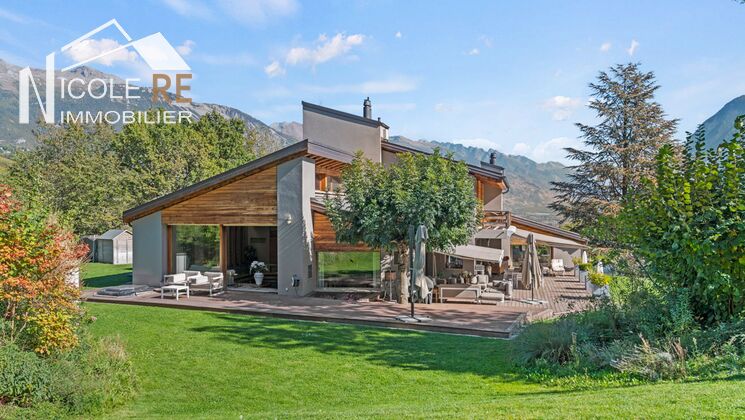 Exceptional Custom Villa - Exceptional Setting !