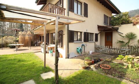 Sonniges Doppel-Einfamilienhaus mit grossem Umschwung