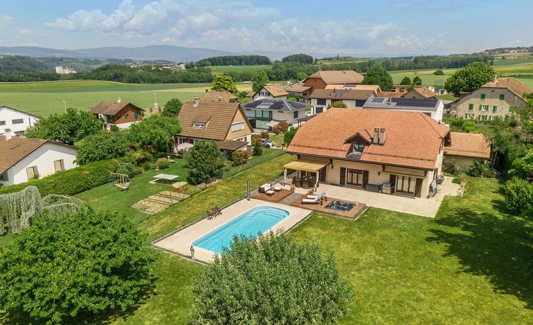 Grande villa de deux logements avec piscine dans un cadre verdoyant
