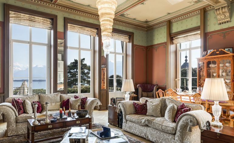 Luxury apartment in the historic National building