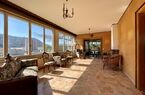 Interesting and sunny single-family home in practical location
