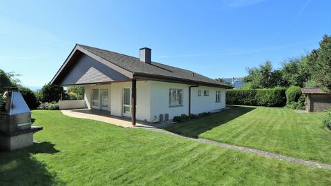 Zu verkaufen:
Elegante 6-Zimmer-Villa
Blick auf Städtchen und See