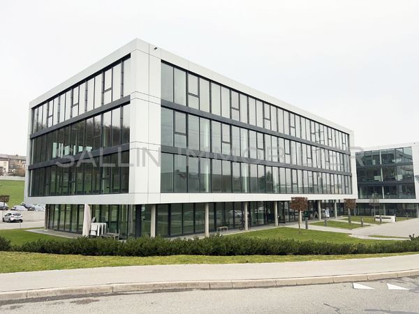 Récente surface administrative 
d'env. 230 m² au rez avec 4 pl. ext.