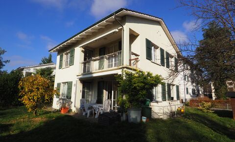 Detached single-family house with grounds and garage