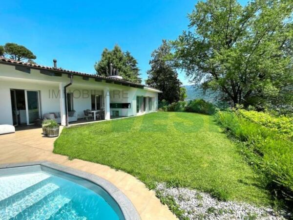 Herrliche Villa mit schönem Swimmingpool in exklusiver Wohngegend