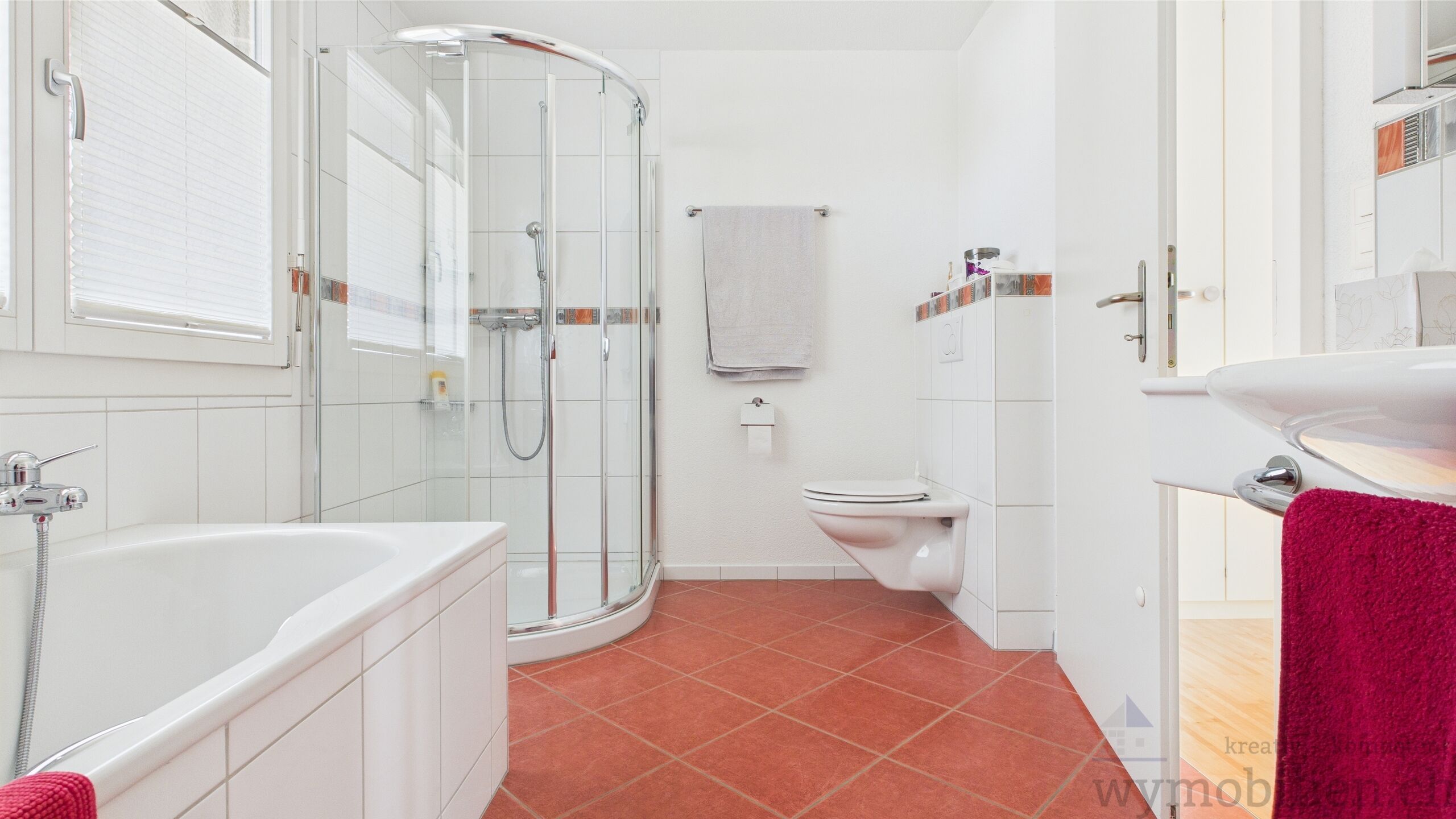 Bad mit Dusche und Badewanne 