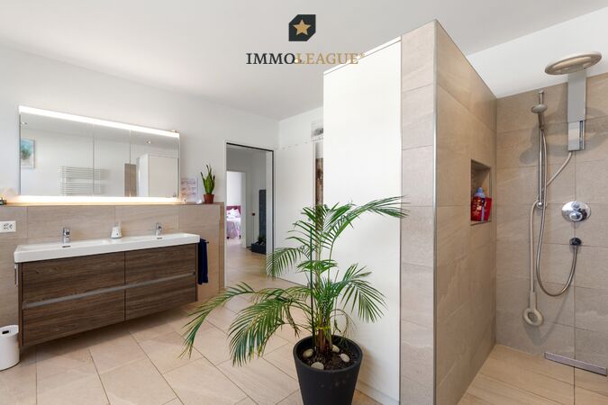 Begehbare Dusche mit viel Licht, Raum und zeitloser Gestaltung.