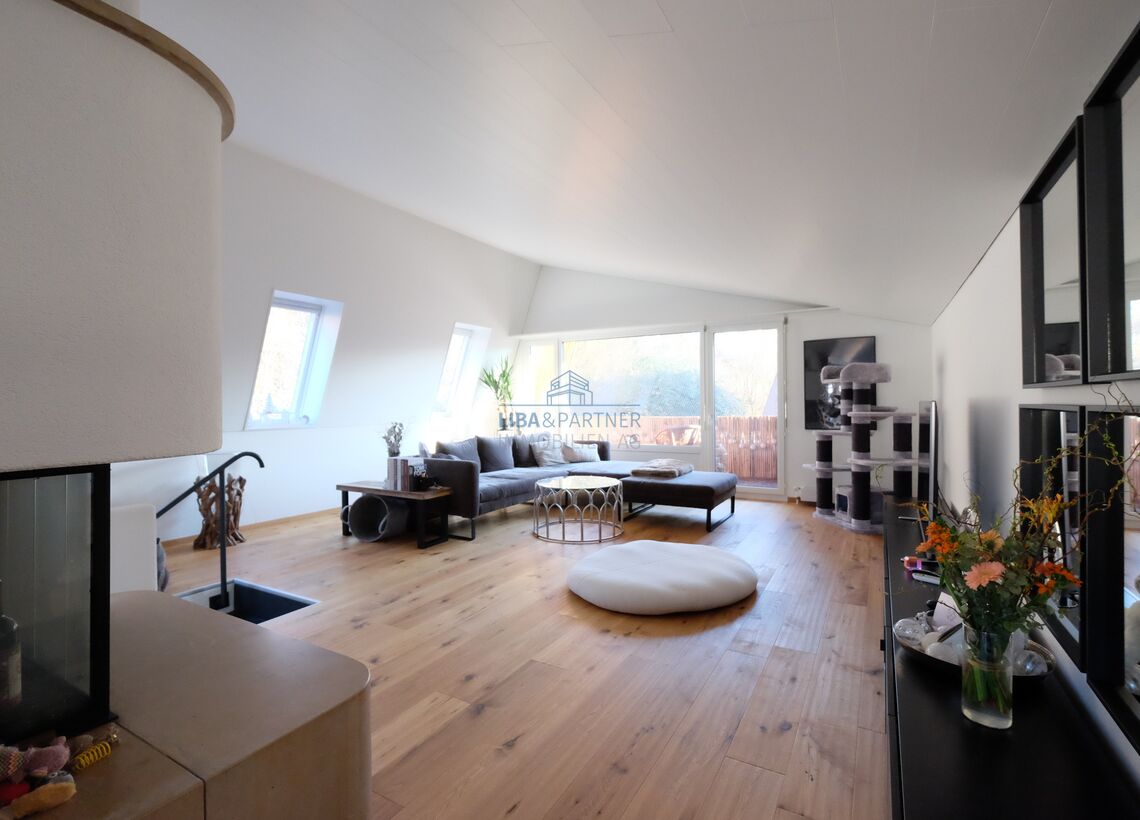 Wohnzimmer mit Balkon
