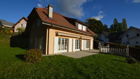 Belle Villa Individuelle Renovée, 5 chambres, Jardin, Garage, Vue