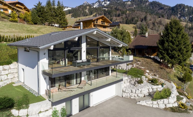 Villa moderne dans les hauteurs du village avec une splendide vue