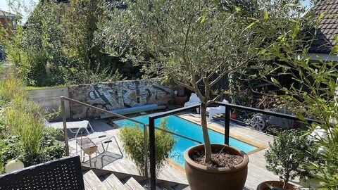 Modernes, luftiges Haus mit Holzfassade und Pool