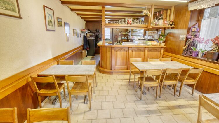 Appartement 3,5 pièces et un café de village