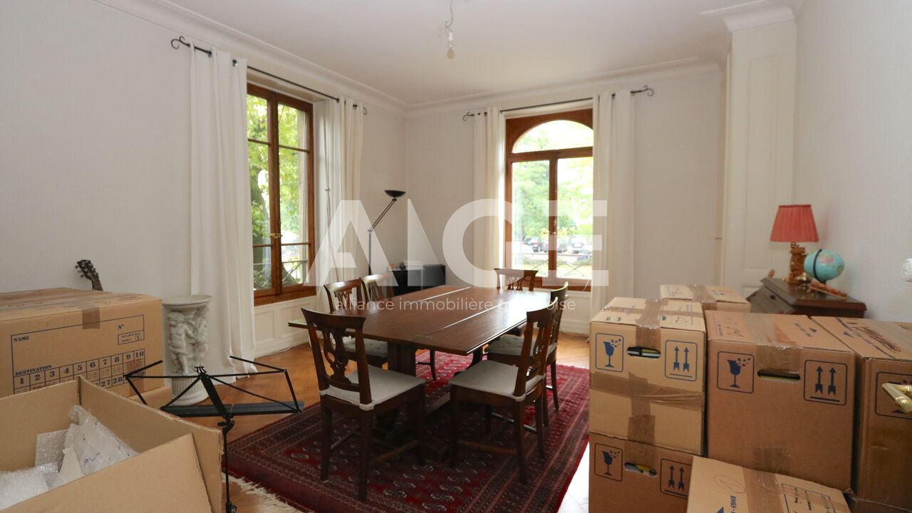 Nice flat of 4.5 rooms in building of character