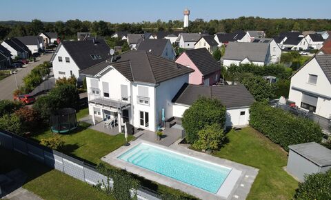 Maison individuelle avec piscine et double garage à seulement 15 minut