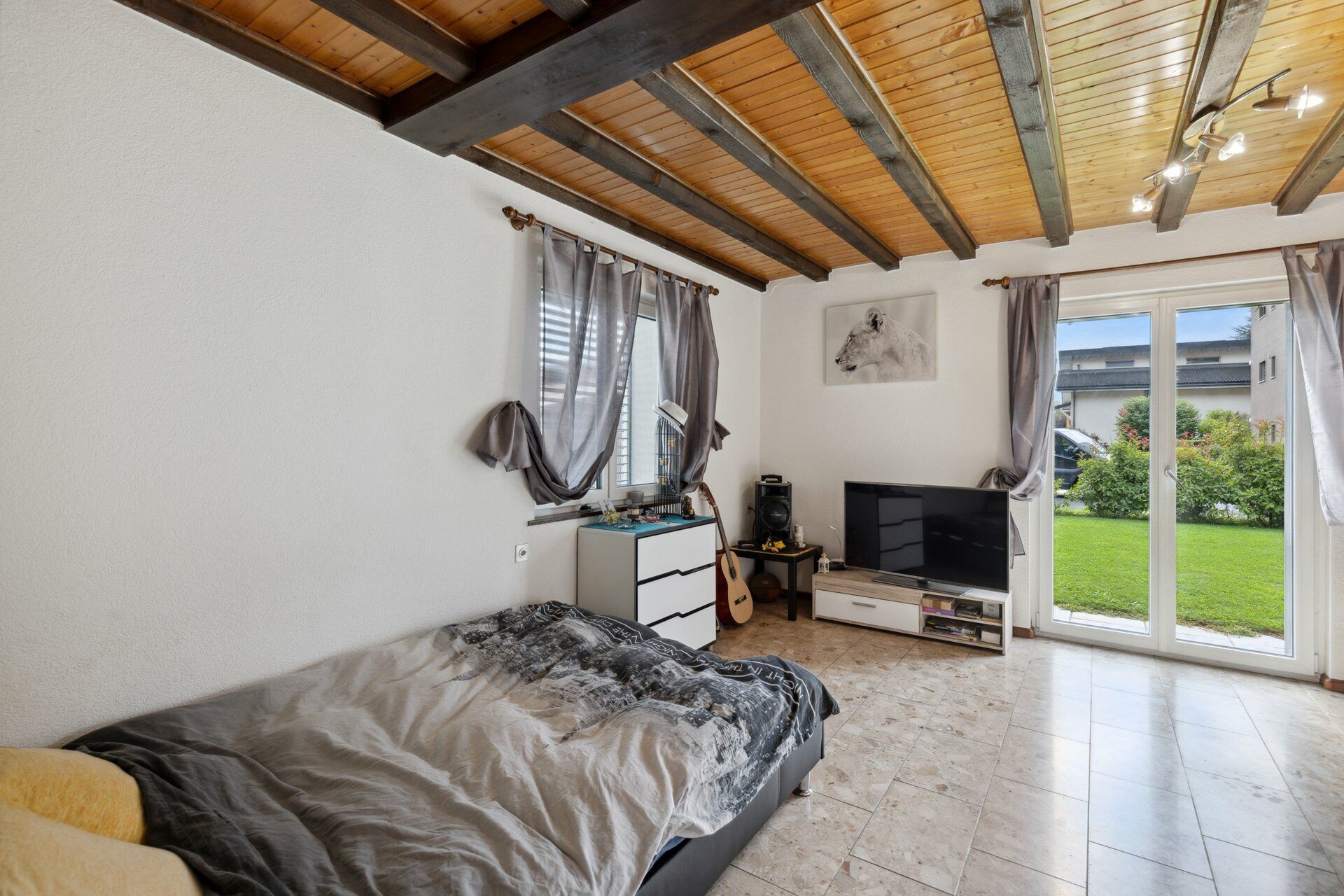 Living room / studio bedroom