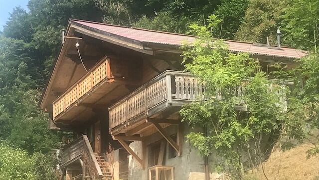Splendide chalet entièrement rénové avec beaucoup de goût. La classe !