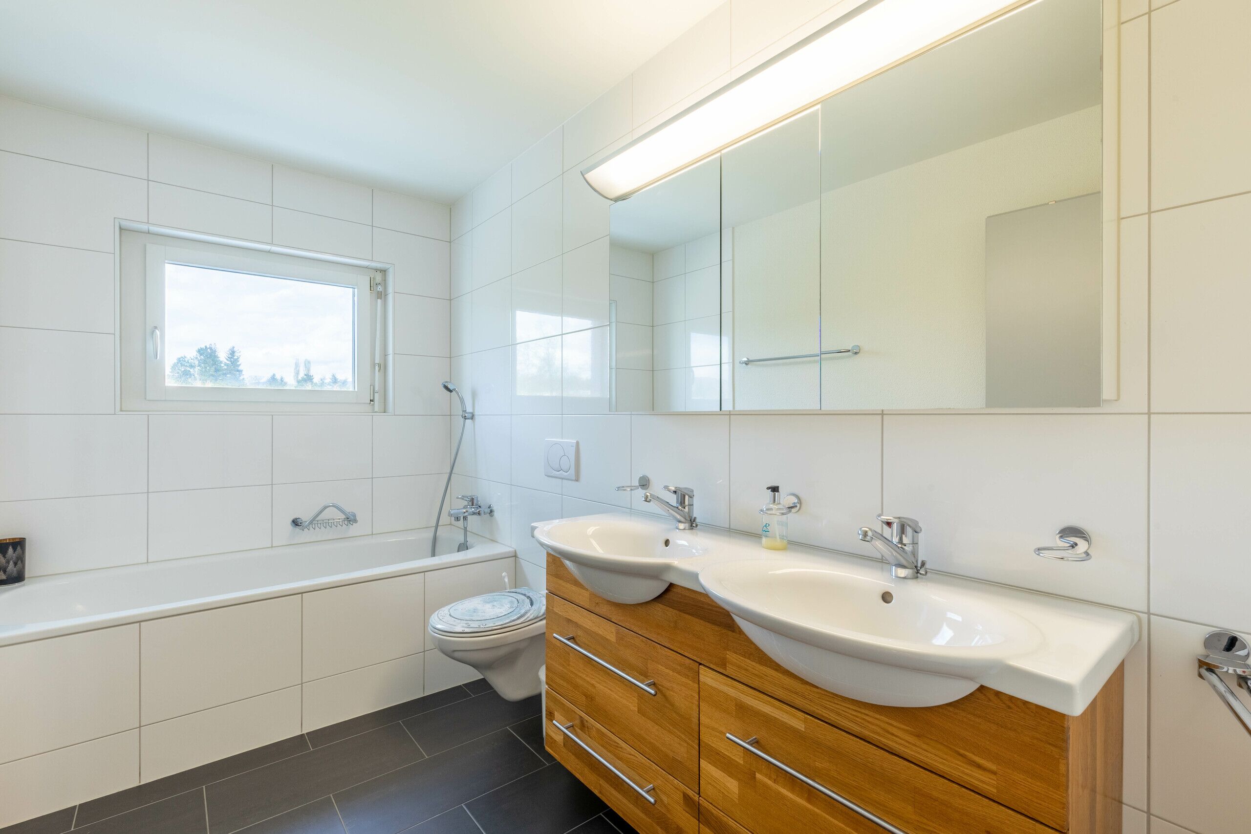 Nasszelle mit Badewanne, Doppellavabo und WC
