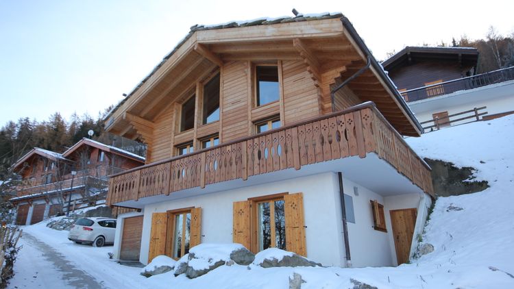 Beautiful 4 bedroom attic chalet as new on the edge of the forest