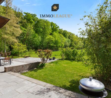 Die weitläufige Terrassenlandschaft bietet viel Platz für gesellige Stunden und ruhige Momente inmitten Ihrer privaten Parklandschaft.