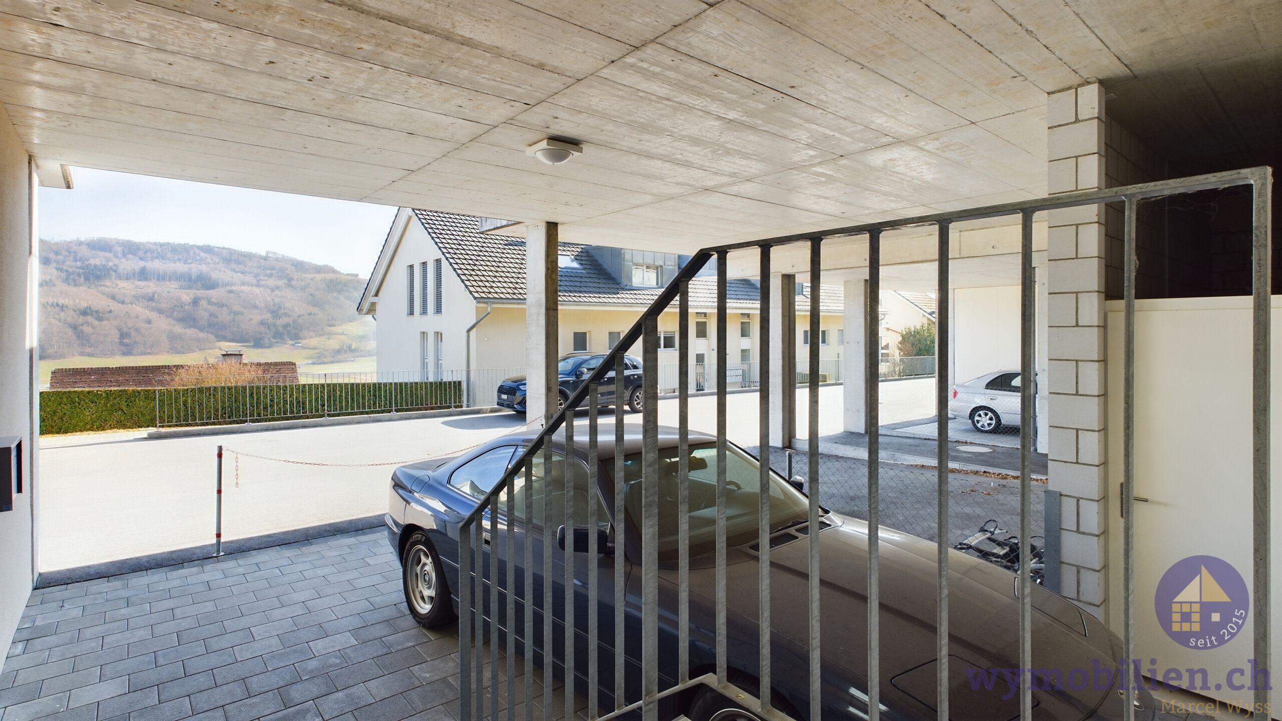 Gedeckter Vorplatz/Parkplatz 