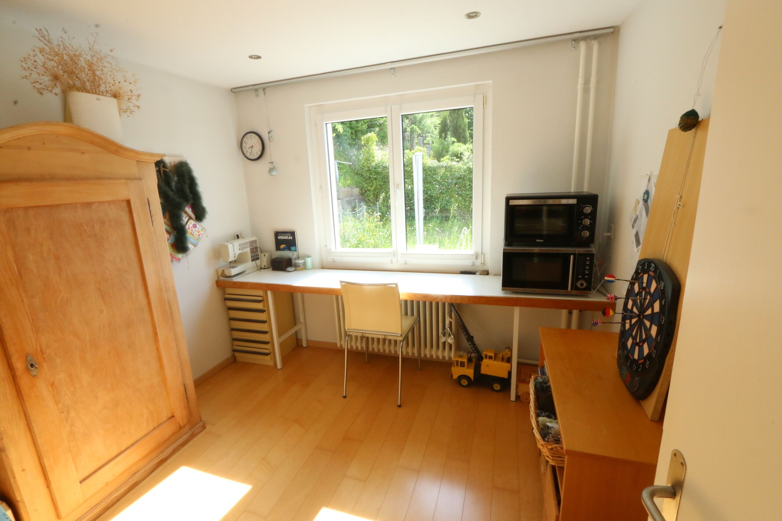 ruhiges Zimmer im Wohngeschoss mit Blick in den Garten