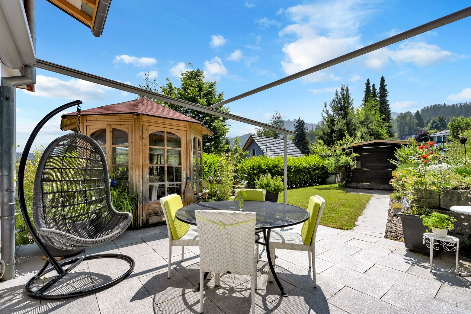 Aussenbereich Terrasse mit Pavillon und Gartenhaus
