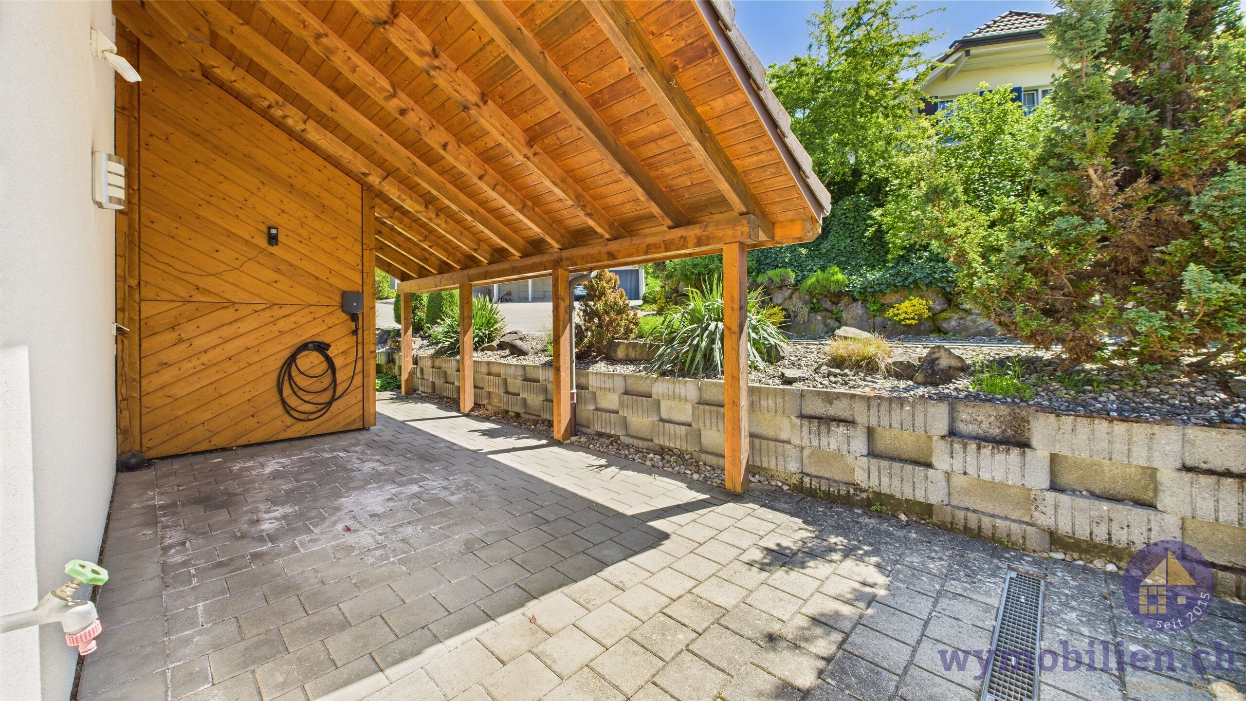 Autounterstand mit Wallbox 