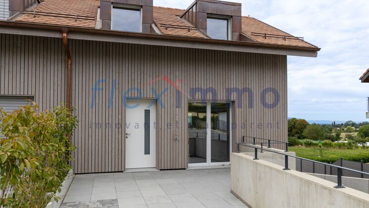 Porte d'entrée et terrasse accessible depuis la cuisine