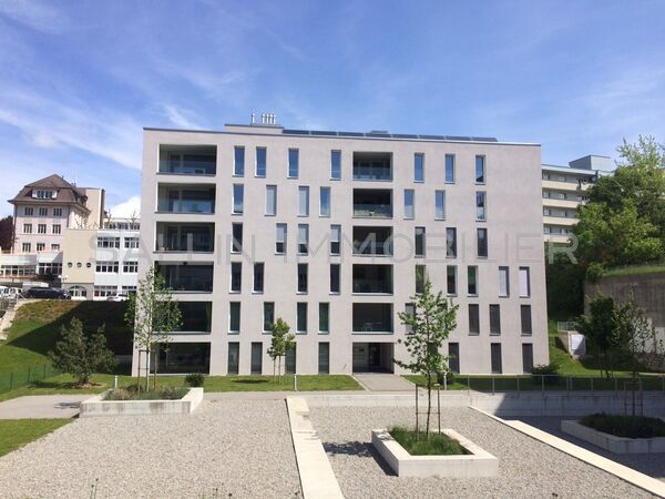 Bel appartement de 4½ pces aménagé en 5½ pces avec pl. intérieure