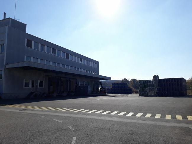 FOR RENT - Divisible offices of 874 m² in industrial zone and parking