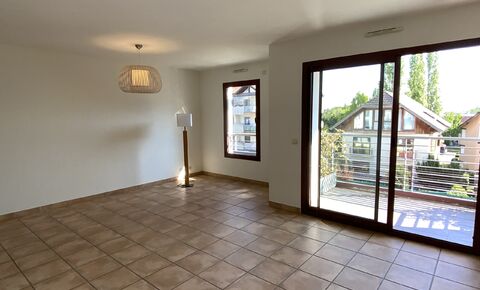 2-bedroom inverted duplex - 50 metres from Croix de Rozon customs stat