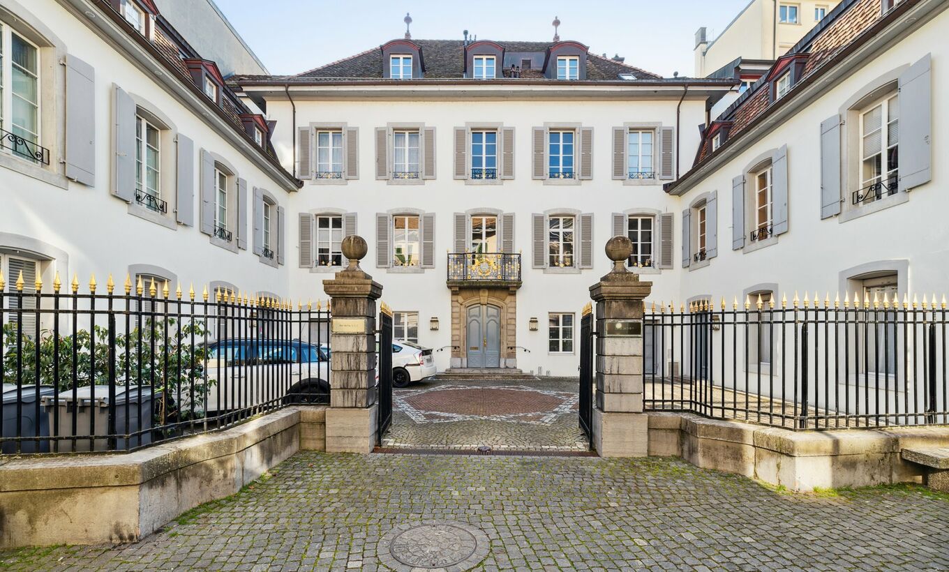 EXCLUSIVE ! A stone's throw from the lakefront, in the heart old town