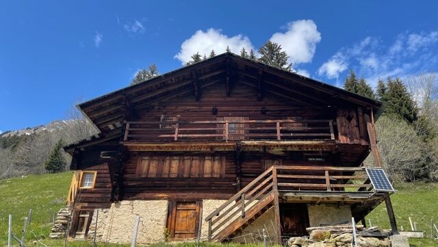 Trop tard ! Là-haut sur la montagne, l'était un vieux chalet...