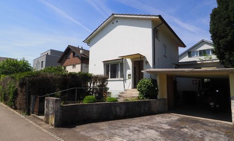 Detached house in need of renovation in the center of Reinach BL