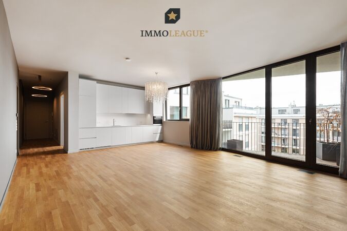 Ein Raum, der atmet – großzügig geschnitten, von Licht durchflutet, mit edlem Eichenparkett und direktem Zugang zum Balkon. 