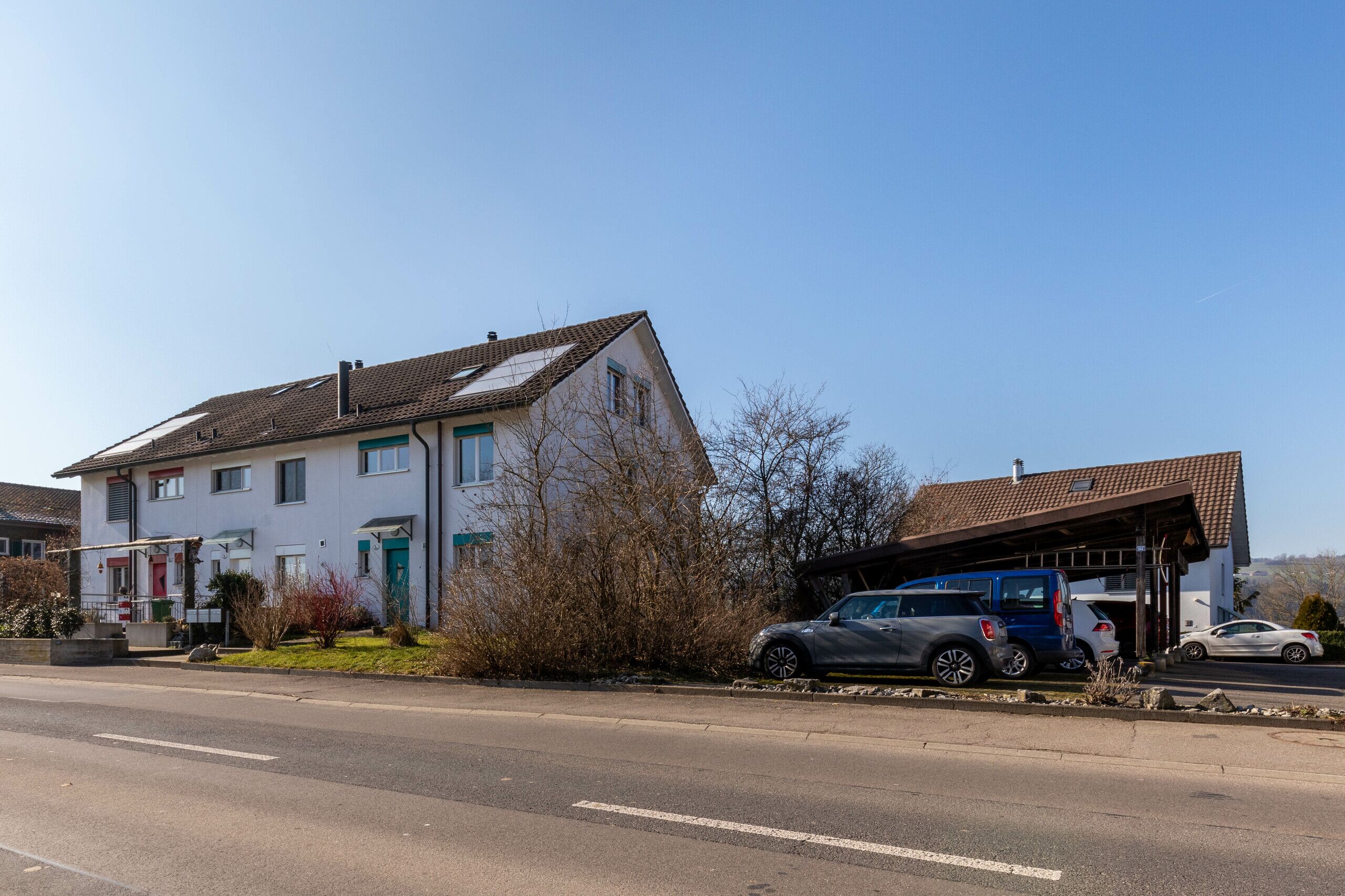 Reihenhaus Dorfstrasse 8a-c mit Autounterstand (Parzelle Nr. 1807; 1/5 ME)