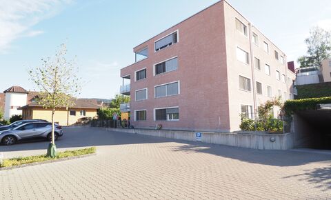 Quiet and centrally located modern apartment with balcony and parking