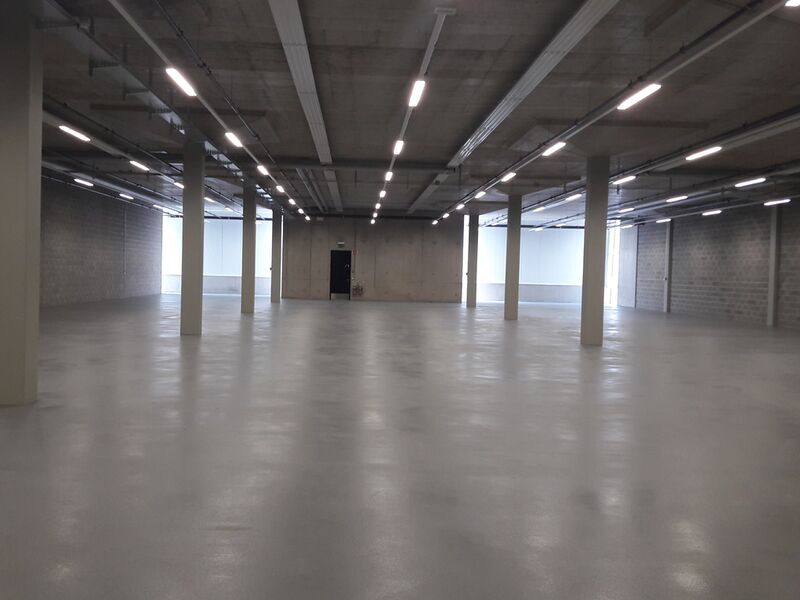1'178 m2 of warehouse logistics in a new building