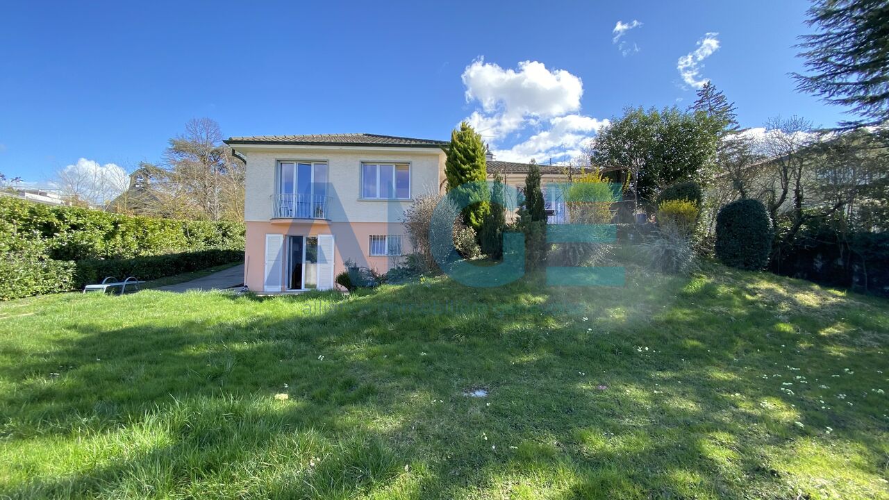 Detached villa on a beautiful swimming pool plot