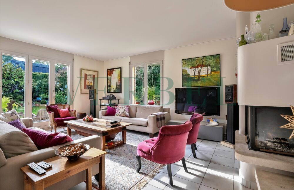 Jolie maison avec jardin dans quartier résidentiel