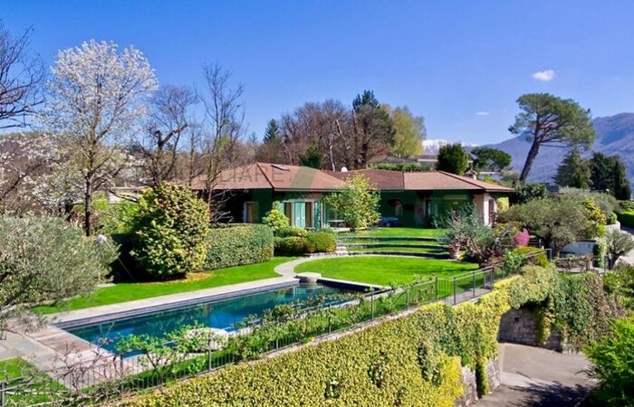Spaziosa ed elegantissima villa di prestigio con una magnifica vista