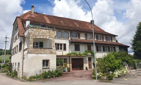 Performance building composed of 6 rented apartments and 3 deposits