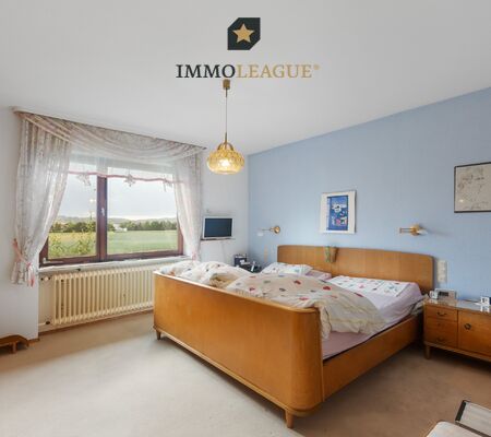 Elternschlafzimmer mit Blick ins Grüne.