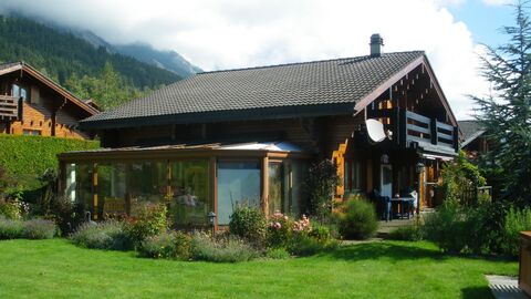 Très beau chalet en pin massif
avec jardin d'hiver