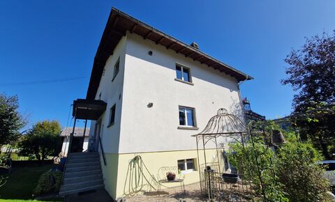 Residential building with 3 apartments on a plot of 1,138 m².