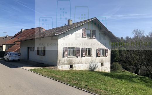 House to renovate on a plot of 2100m2.